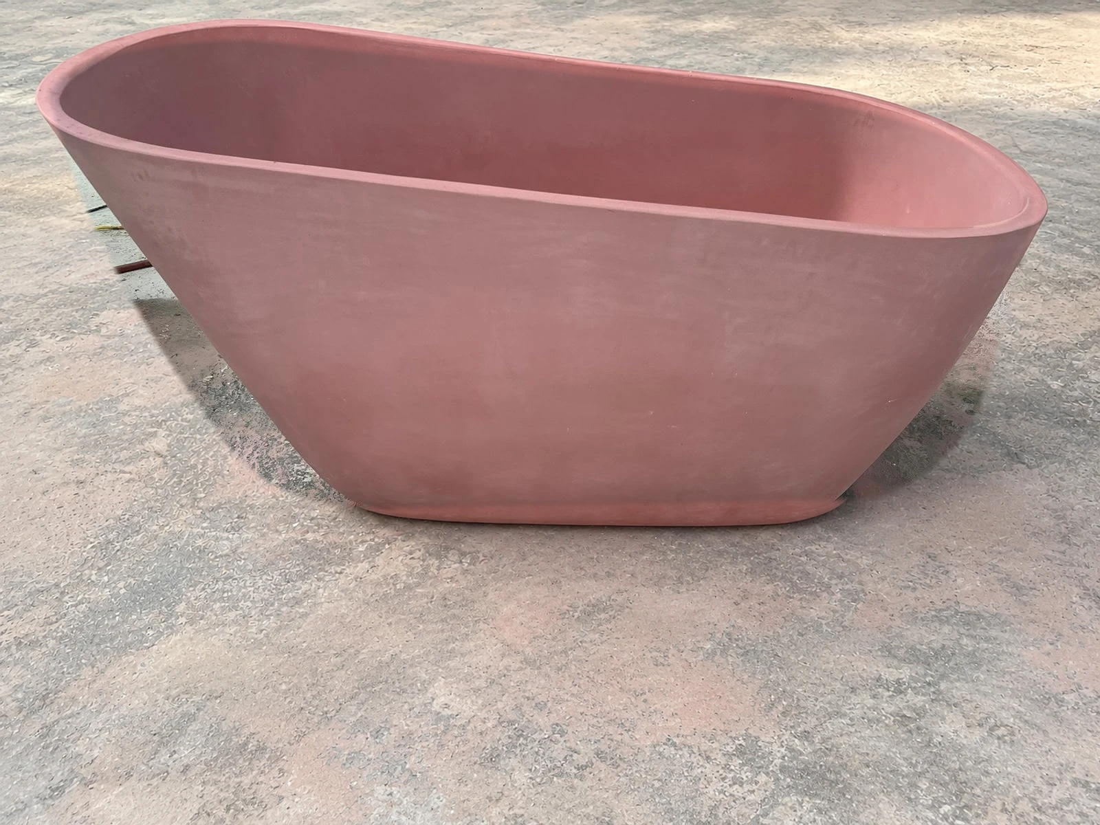 Tina Individual de concreto rosado con paredes inclinadas durante su fabricación