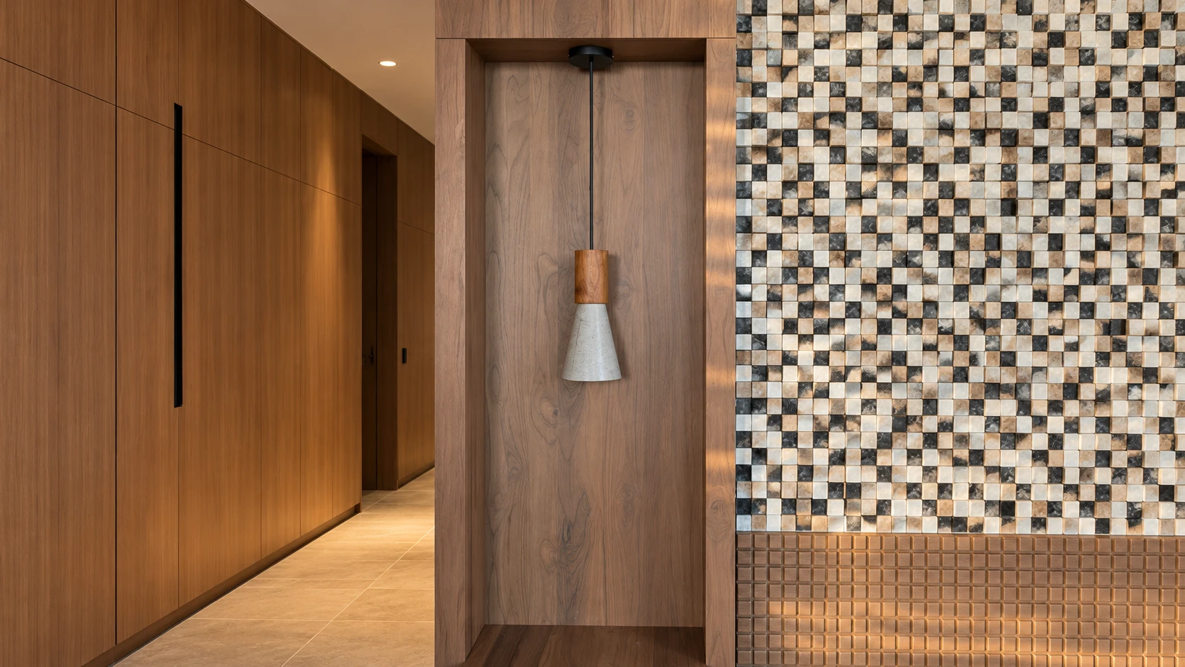 Lámpara colgante de pantalla cónica de concreto claro y cuello de madera, contra un panel de madera oscura
